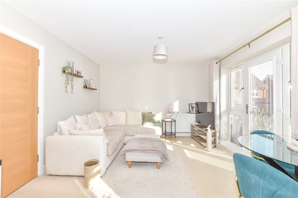 Property photo 3 of 8 Lounge