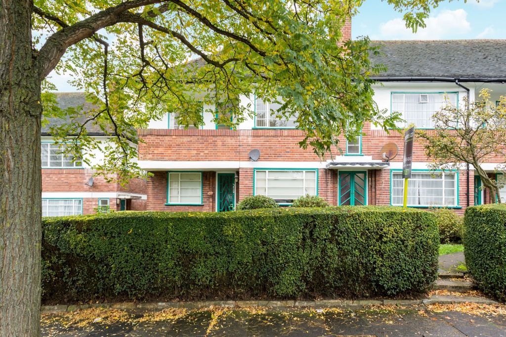 Property photo 1 of 12 Ossulton Way (13)