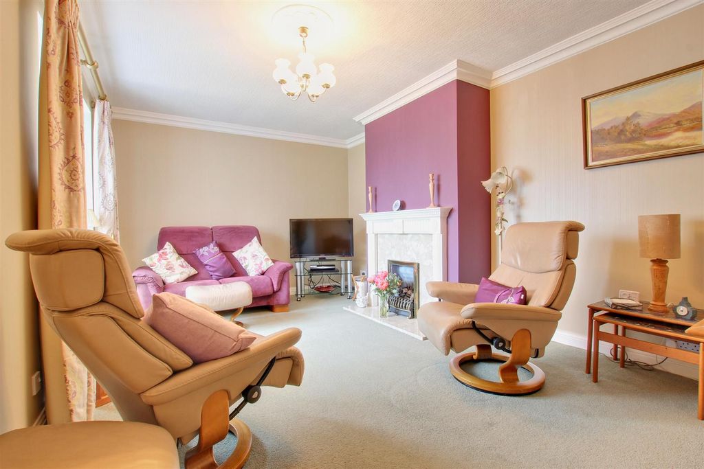 Property photo 3 of 16 Lounge