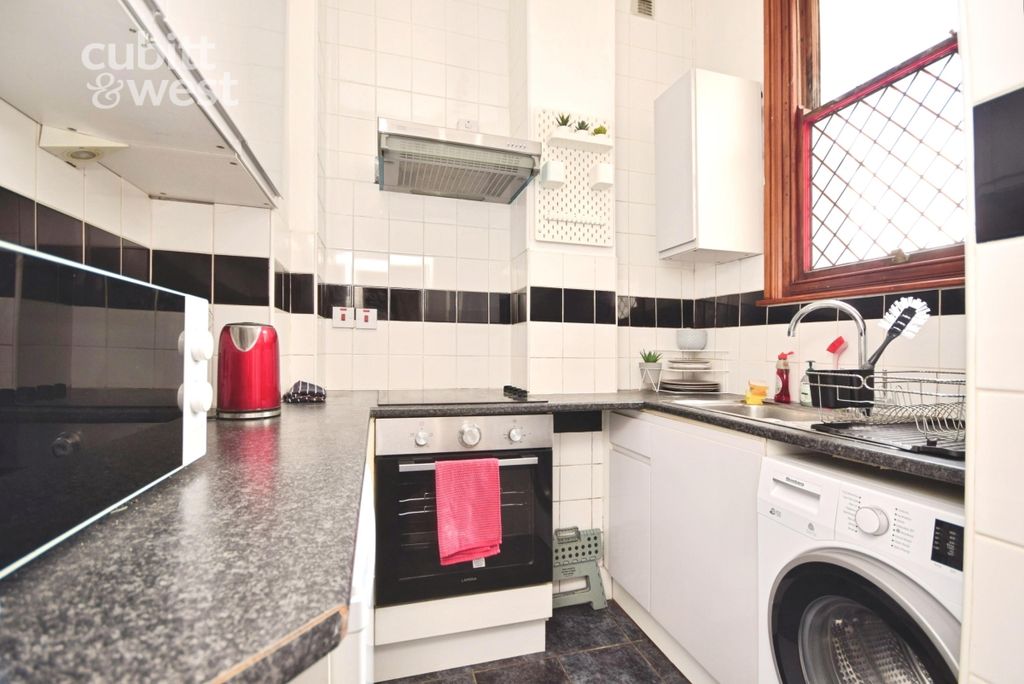 Property photo 3 of 10 Kitchen