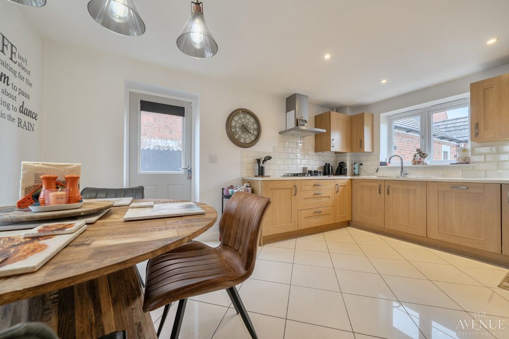 Property photo 3 of 18 5551103