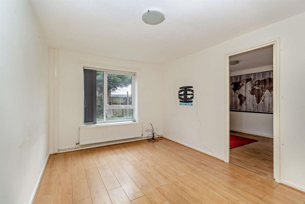 Property photo 3 of 12 8677316-Interior10-800.Jpg