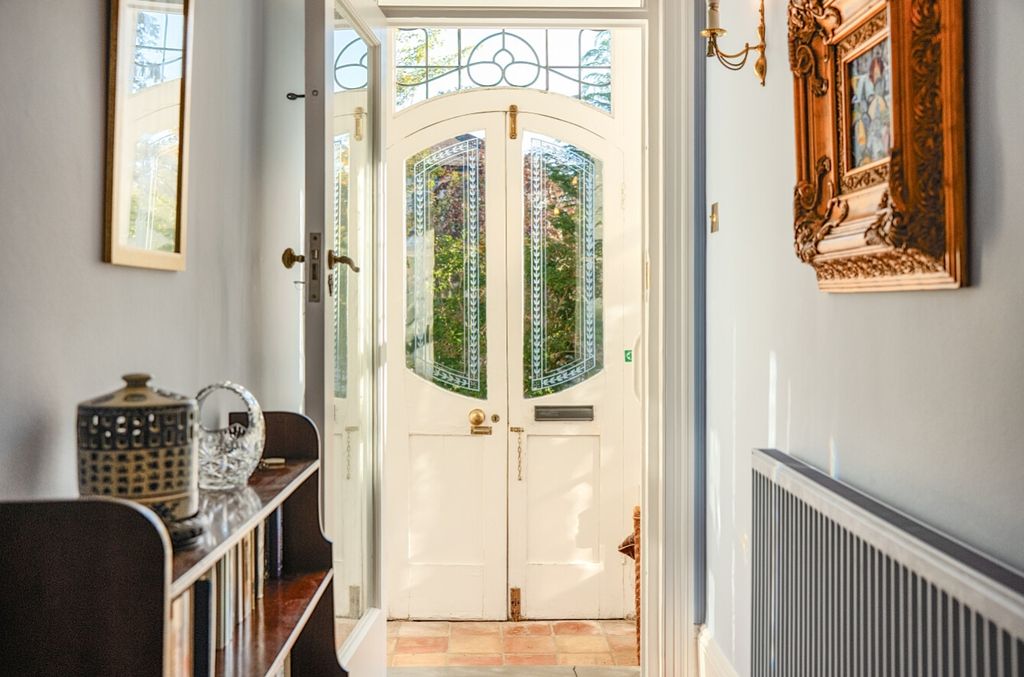 Property photo 2 of 16 Ewemove Harrogate Entrance Hall