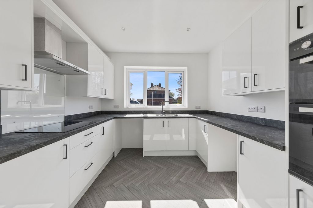 Property photo 2 of 27