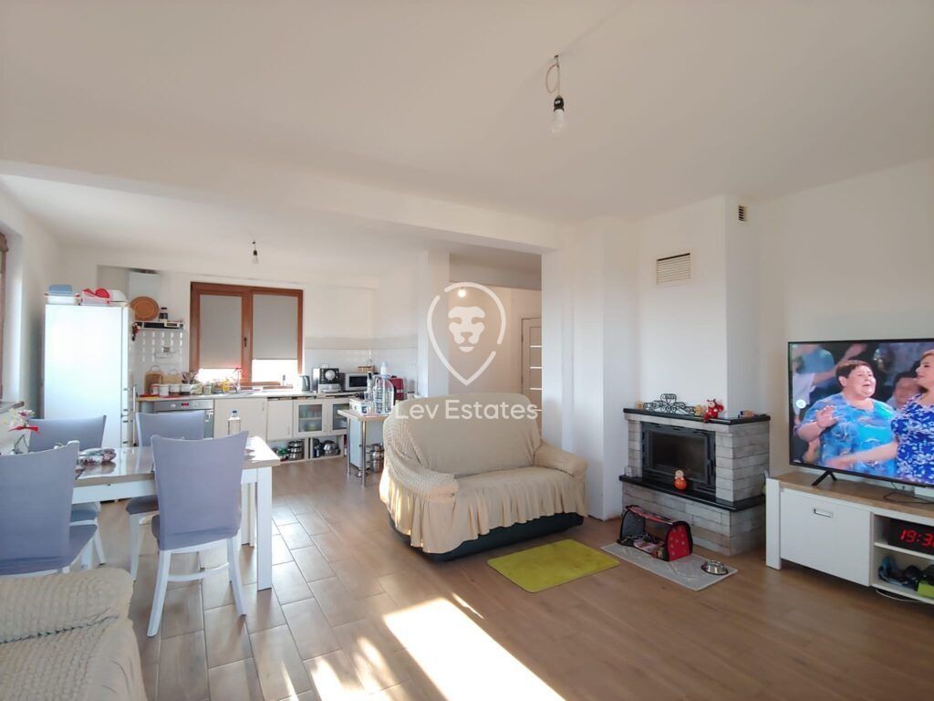 Property photo 2 of 18