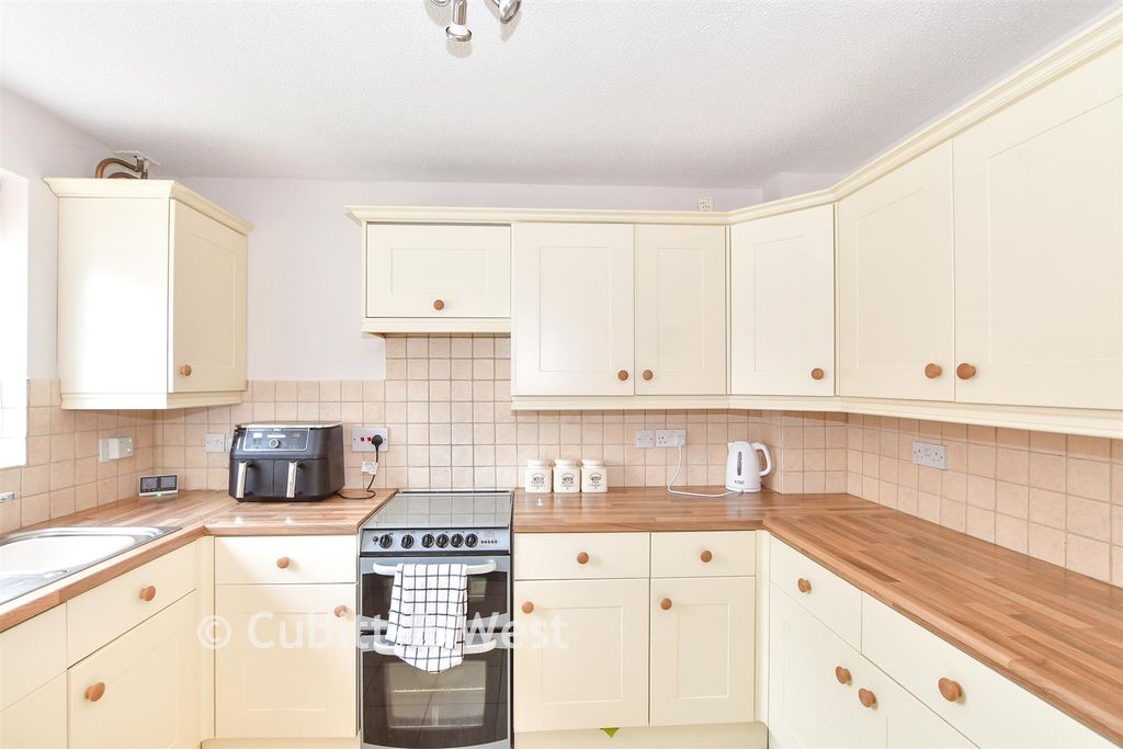 Property photo 2 of 11 Kitchen