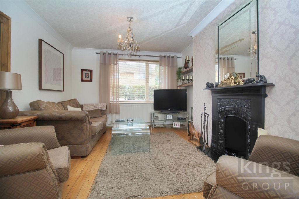 Property photo 3 of 11 Lounge