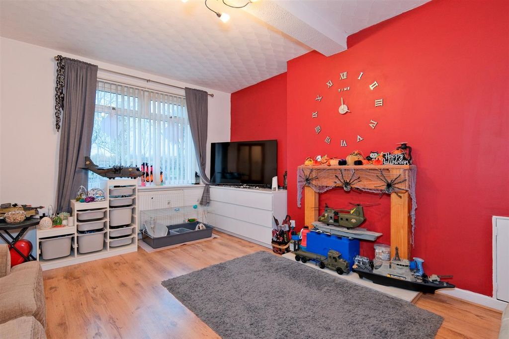 Property photo 3 of 19 Lounge