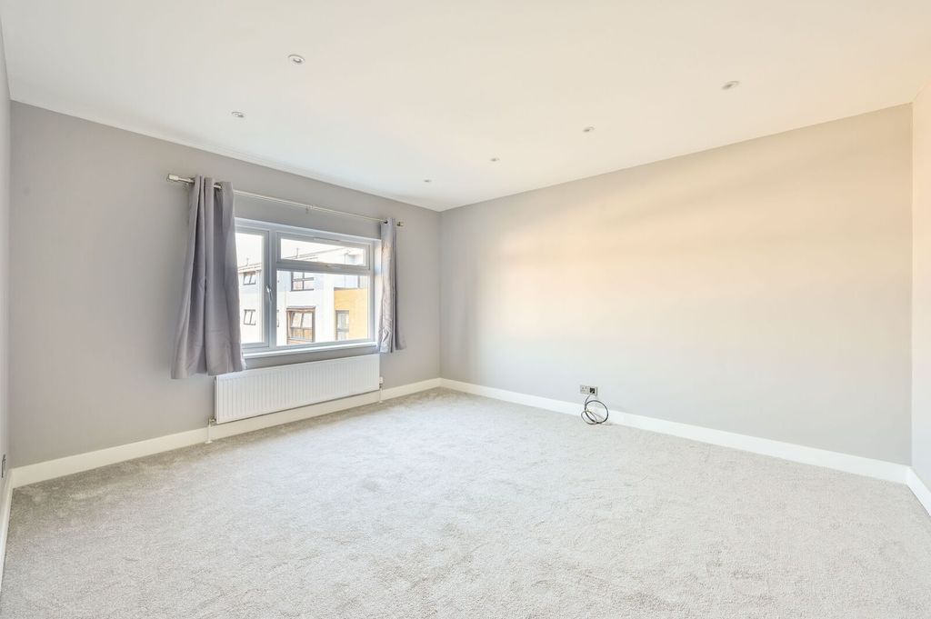 Property photo 3 of 6