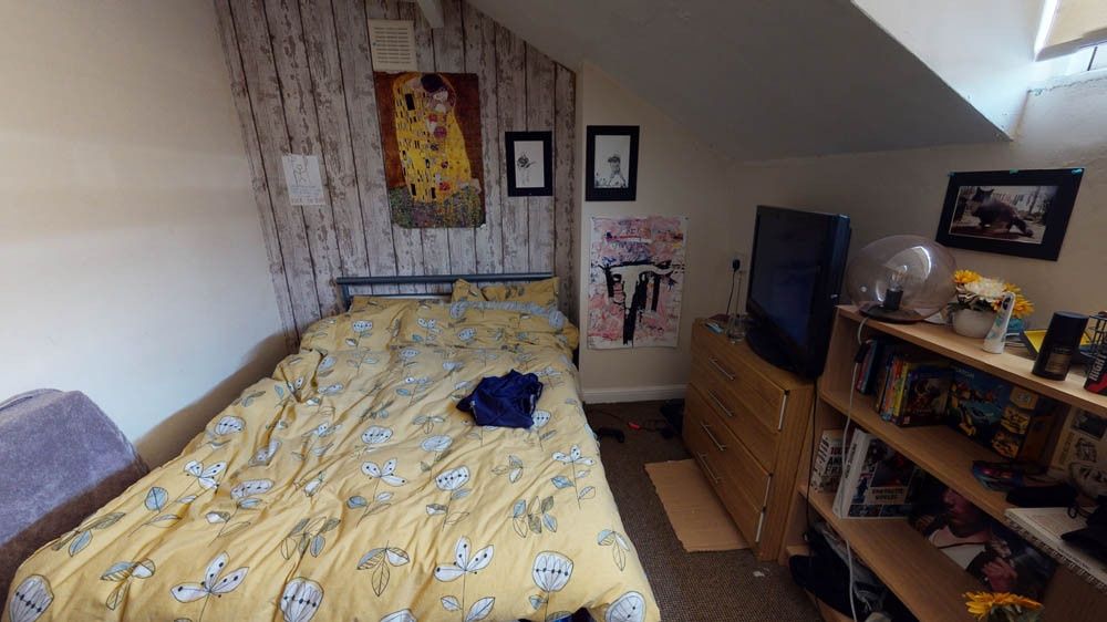 Property photo 1 of 4 A Cozy Bedroom Featuring A Double Bed With A Flora...