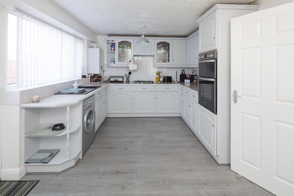 Property photo 3 of 18 Kitchen Diner