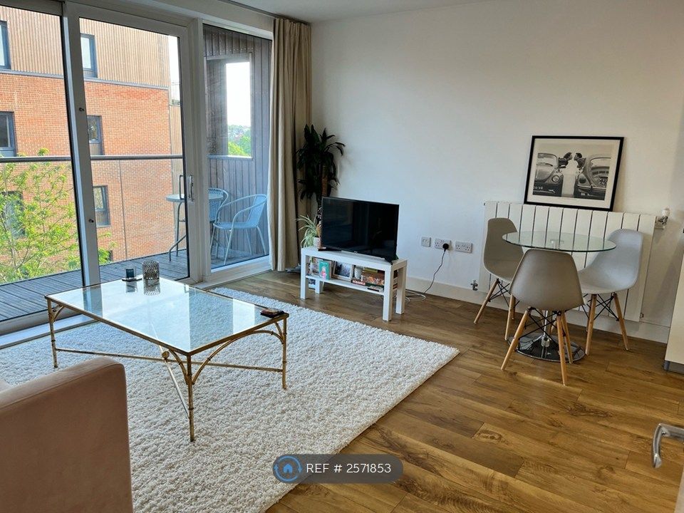 Property photo 2 of 26 Beautiful Positioned Classy &amp; Tasteful Furniture