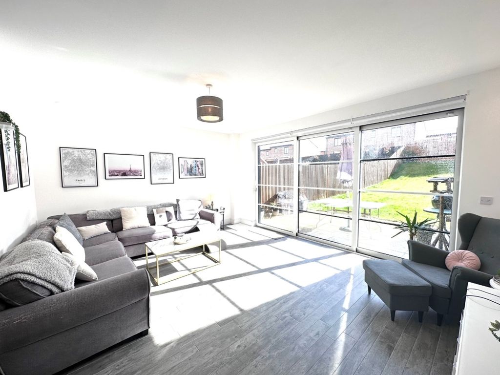 Property photo 2 of 10 Lounge