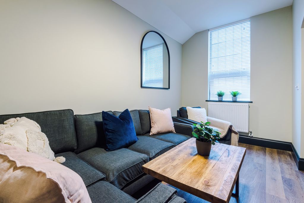 Property photo 3 of 26 Flat K, Hf, Living Room 3