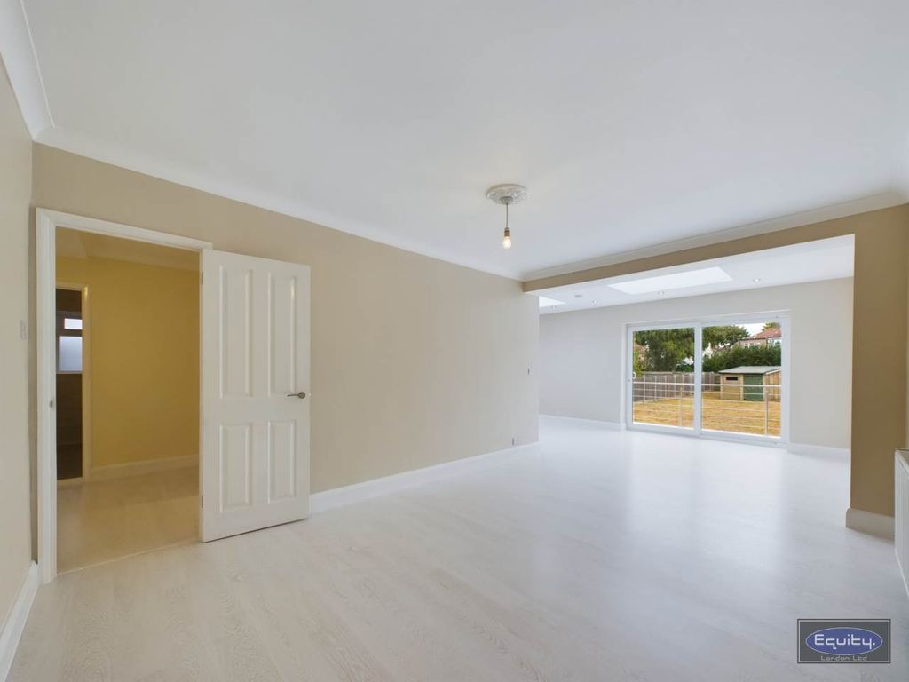 Property photo 2 of 19 Lounge