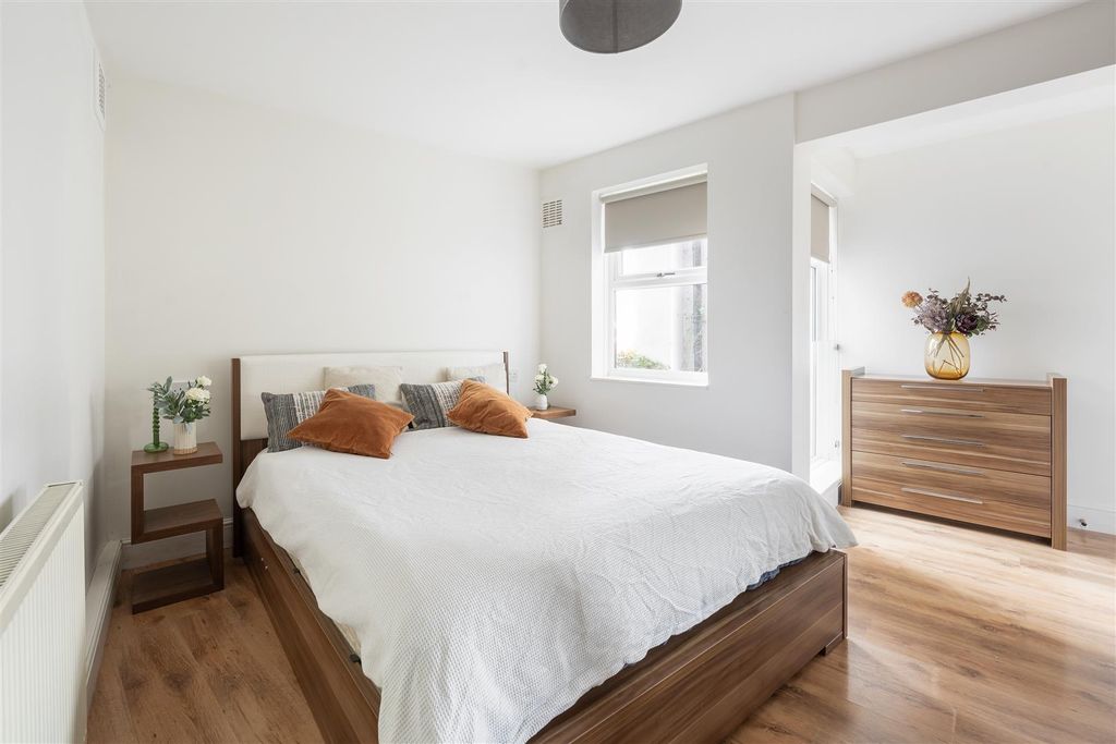 Property photo 3 of 14 Big Hill, E5