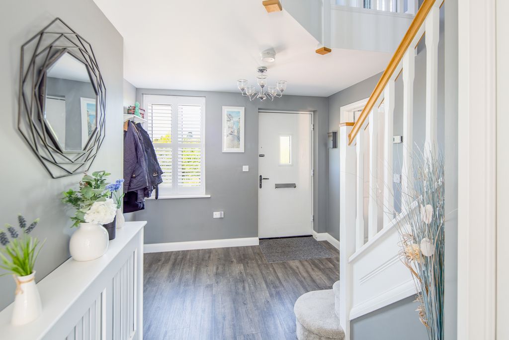 Property photo 2 of 31 Entrance Hall