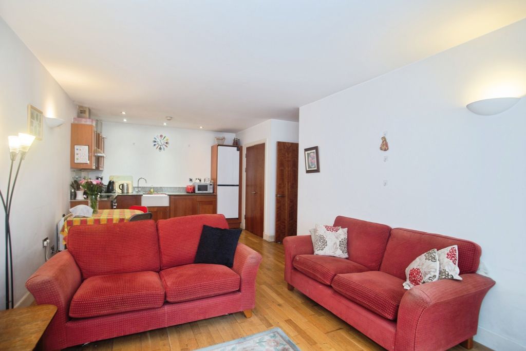 Property photo 2 of 16 Lounge / Kitchen