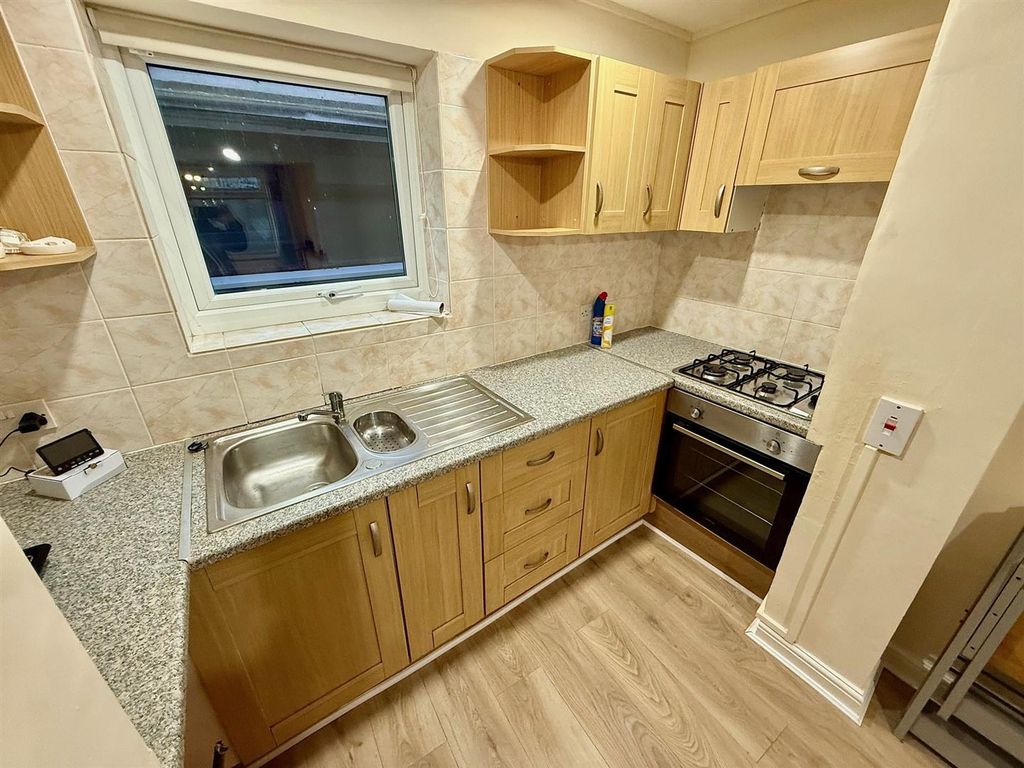 Property photo 3 of 9 Kitchen