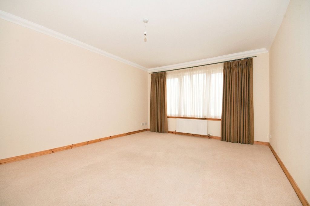 Property photo 2 of 16 Lounge