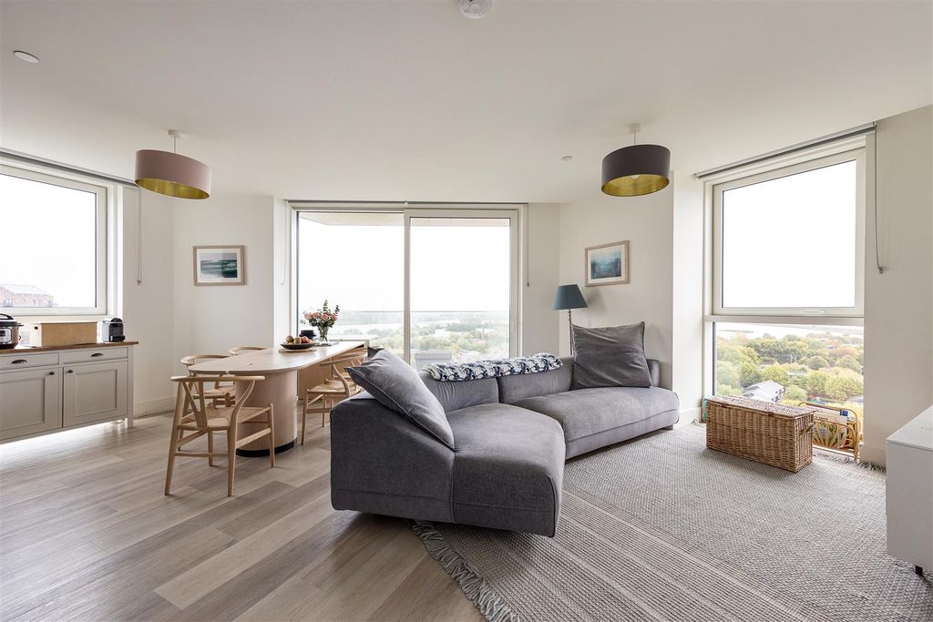 Property photo 1 of 33 Daneland Walk, N17