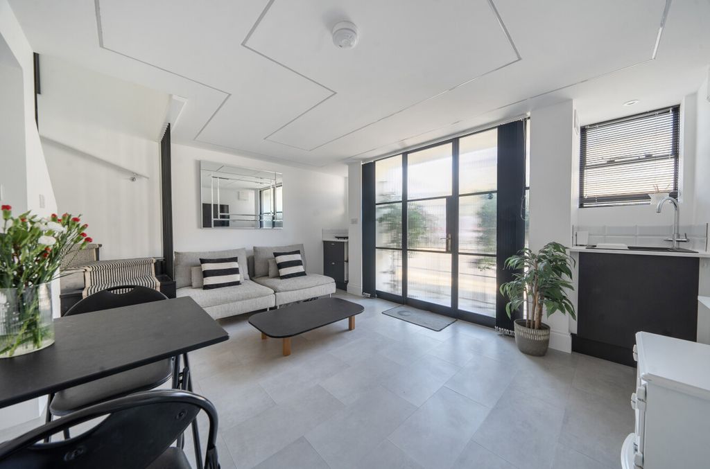 Property photo 3 of 9 1421160-21-69A6Cb...