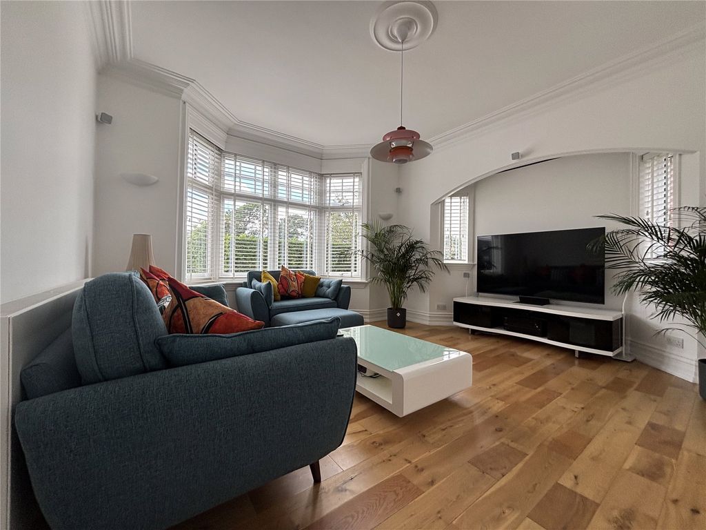 Property photo 3 of 27 Lounge