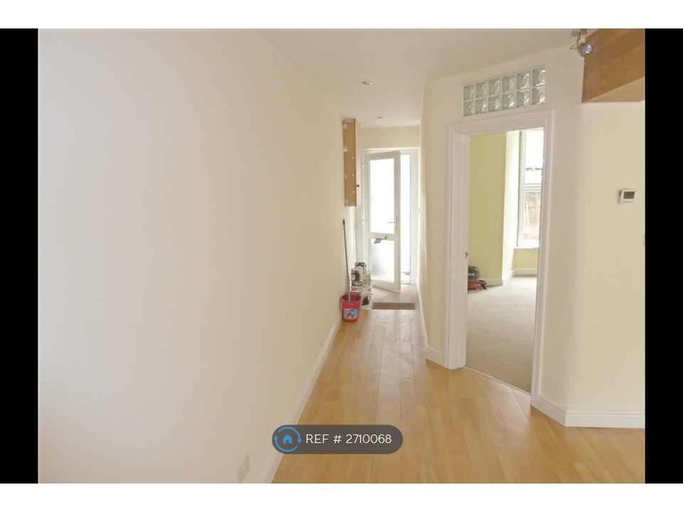 Property photo 3 of 6 Vestibule