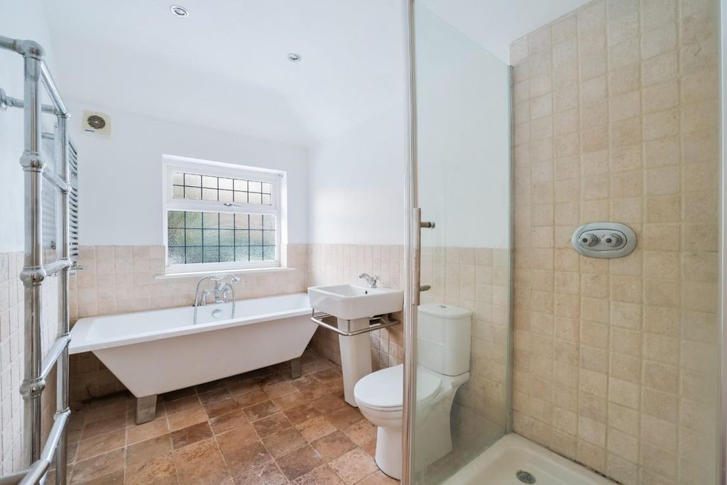 Property photo 3 of 18 Reigate Road