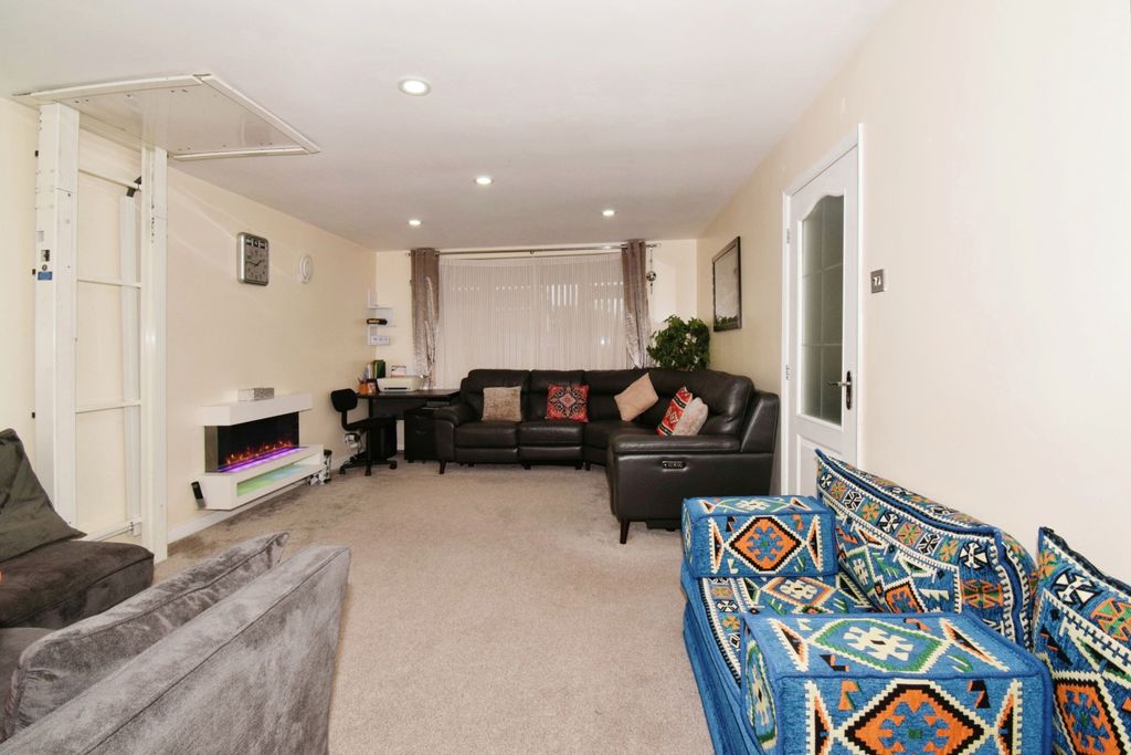Property photo 2 of 20 Lounge