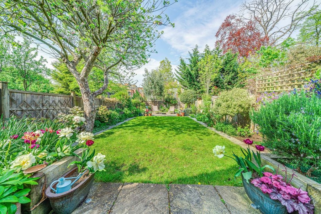 Property photo 3 of 26 Kfh-67_Hopton_Road-3