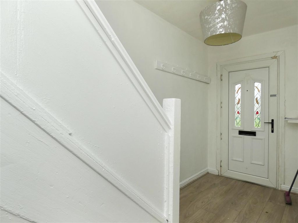 Property photo 3 of 17 Entrance Hall