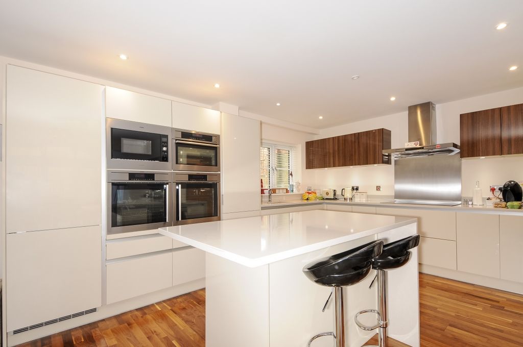 Property photo 3 of 14 Kitchen