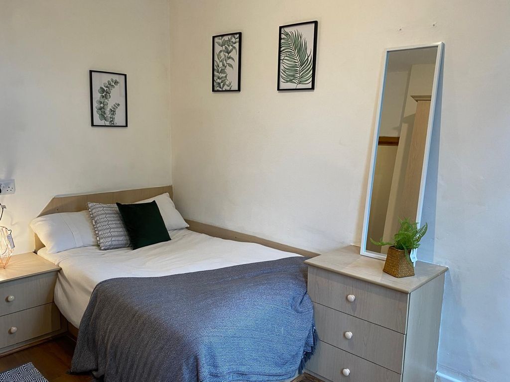 Property photo 3 of 5 A Cozy Double Bedroom Featuring A Comfortable Bed,...