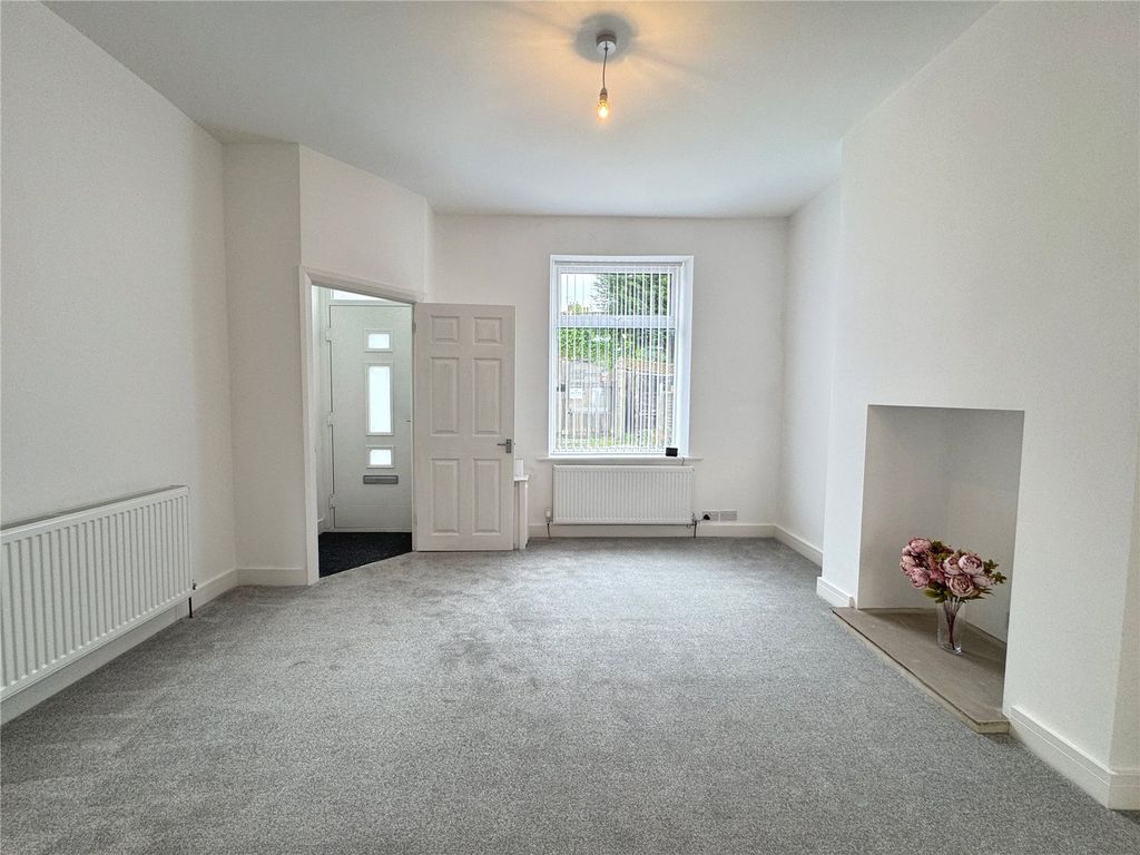 Property photo 3 of 15 Lounge