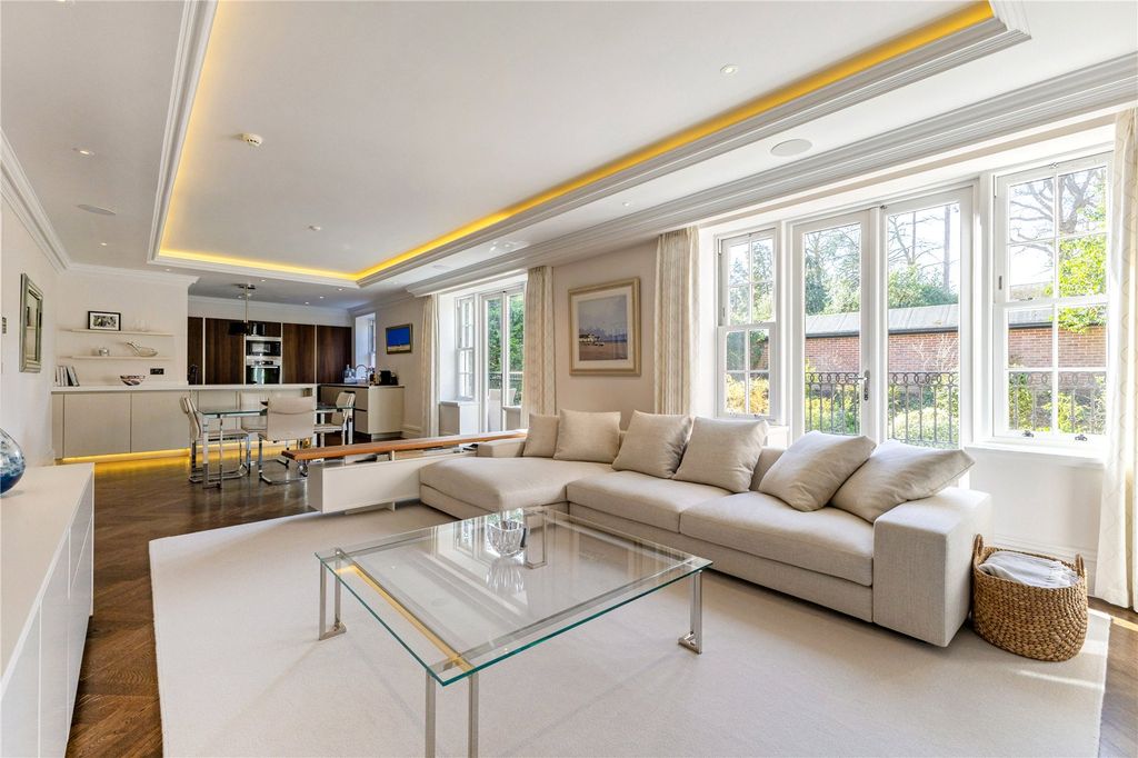 Property photo 2 of 14 Sitting/Dining