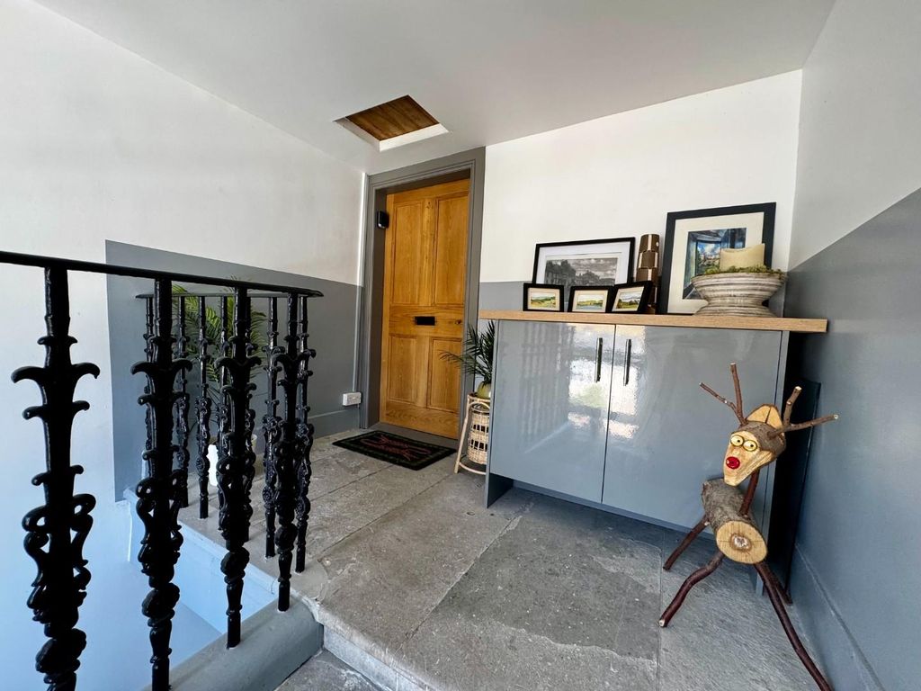 Property photo 2 of 46 Entrance Porch