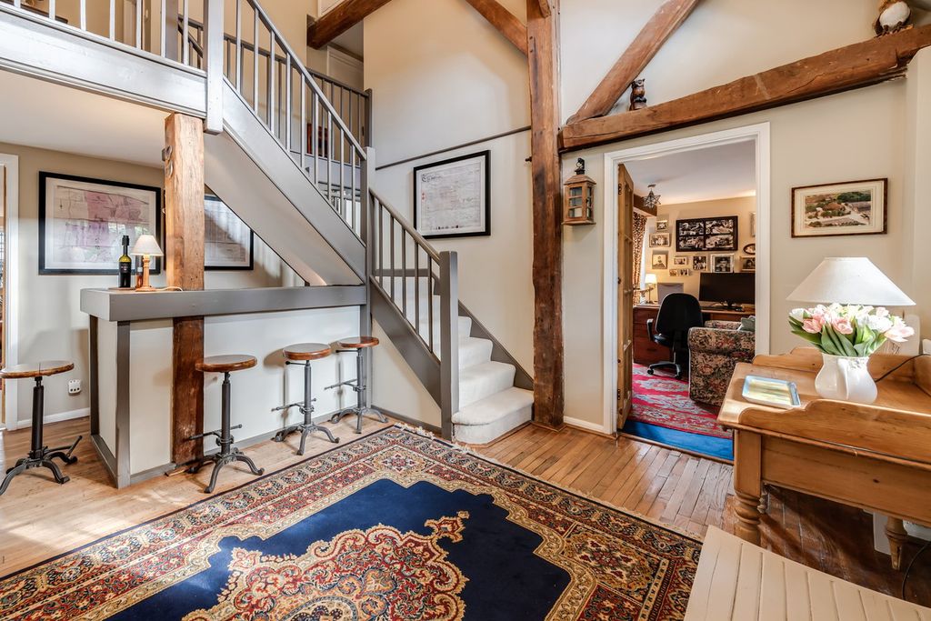 Property photo 3 of 27 Entrance Hall