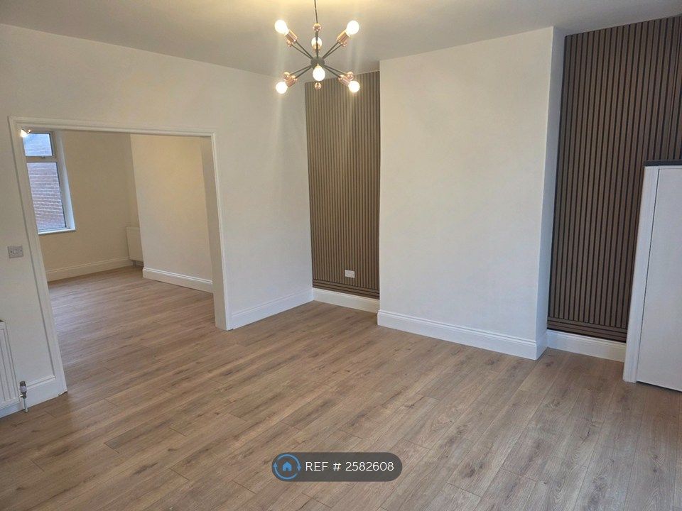 Property photo 3 of 21 Living Room