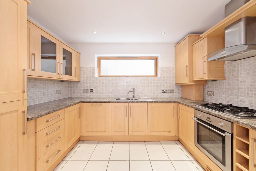 Property photo 2 of 10 Kitchen