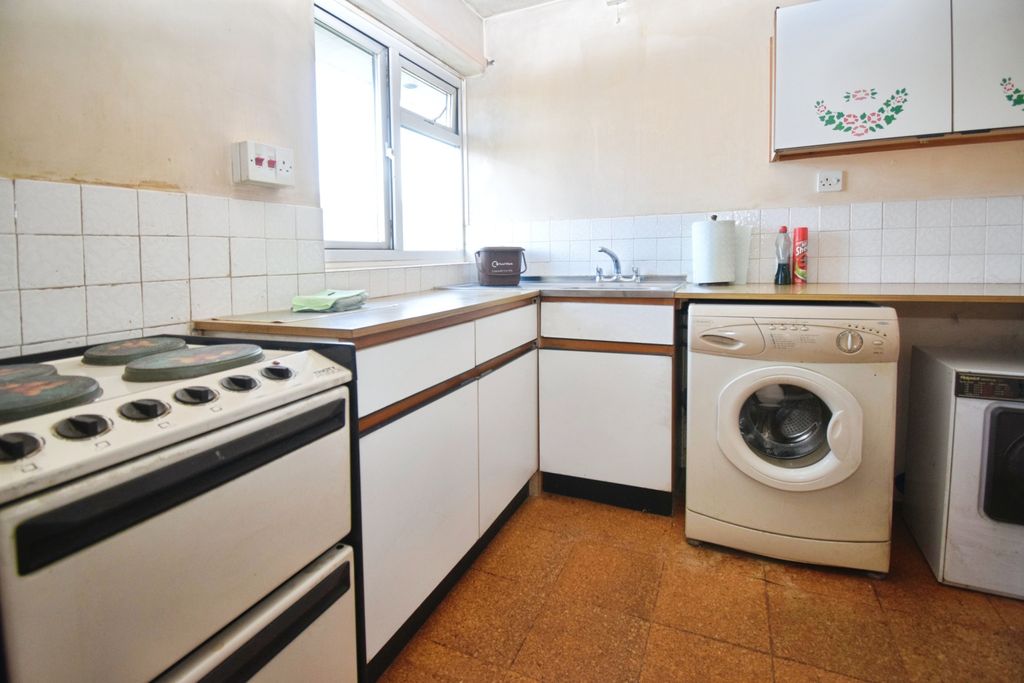 Property photo 3 of 6 Kitchen