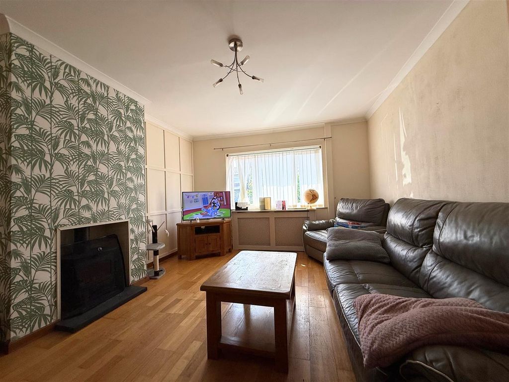 Property photo 2 of 33 Lounge.Png