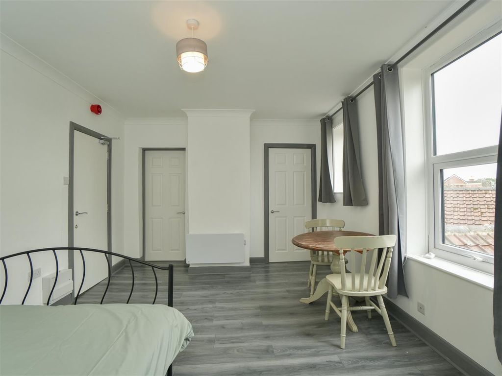 Property photo 3 of 11 Open Plan Living/Bedroom