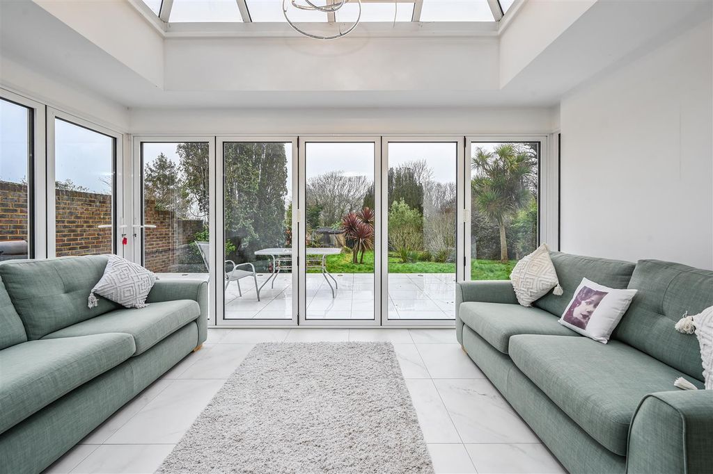 Property photo 3 of 40 18 Newlands Avenue - Tn394Ha - Photos (18).Jpg