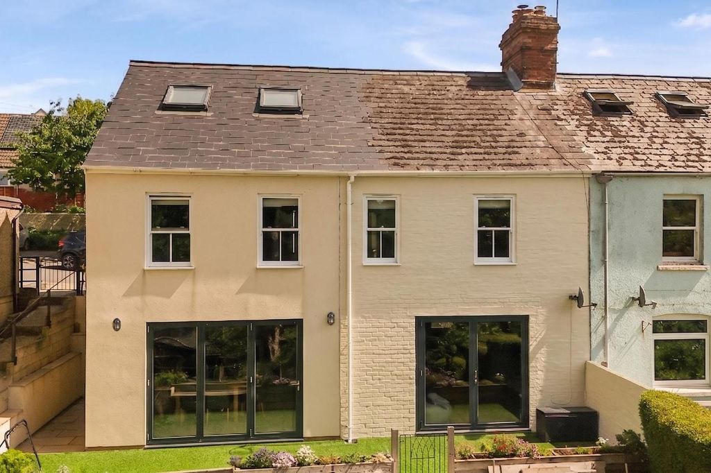 Property photo 1 of 20 Chalford Hill.Jpg