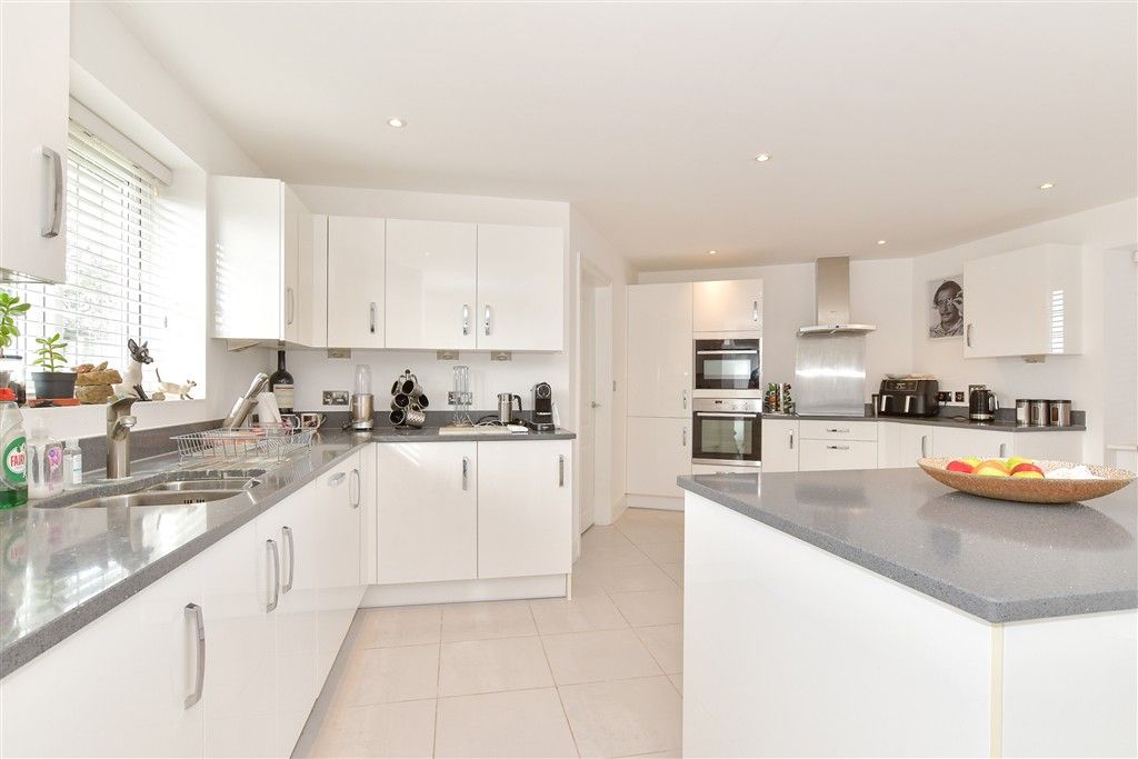 Property photo 1 of 14 Kitchen/Breakfast Area