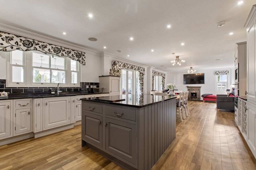 Property photo 3 of 41