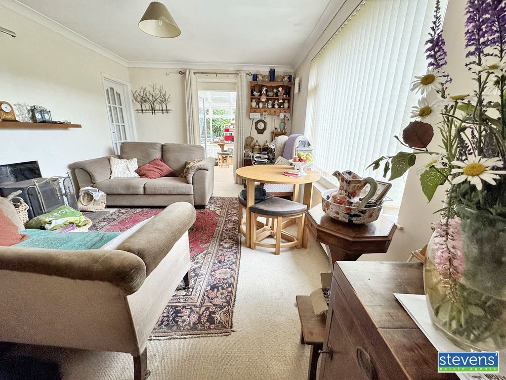 Property photo 3 of 18 Image00016