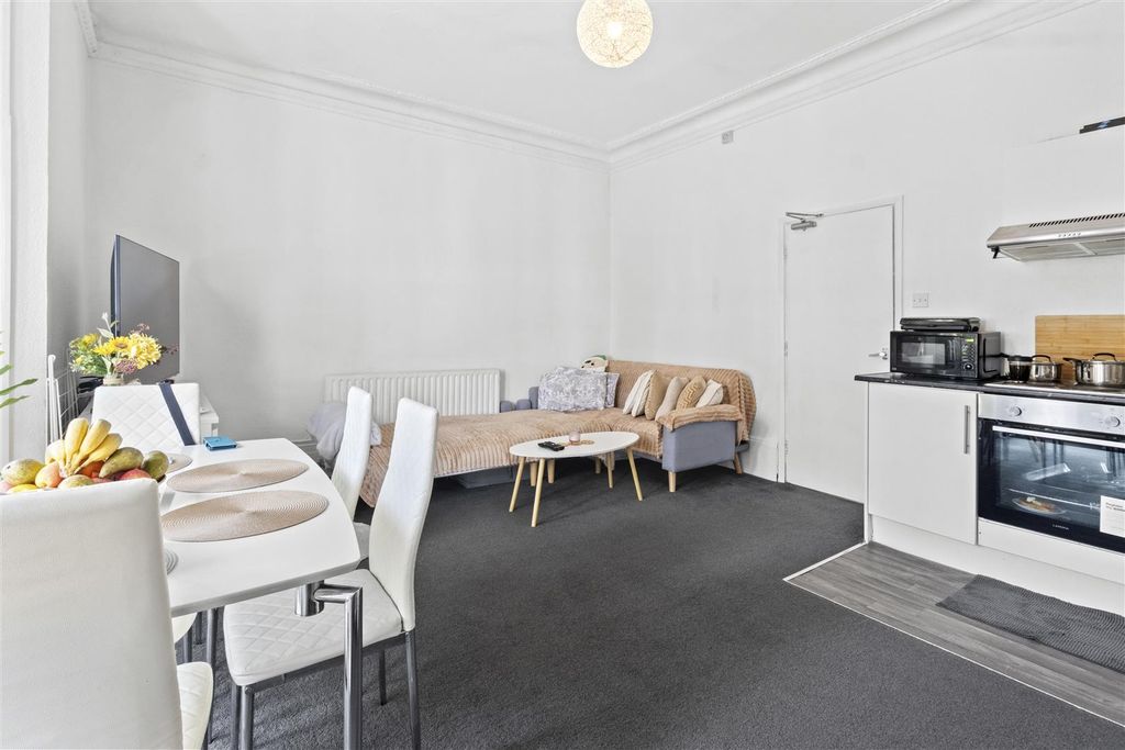 Property photo 3 of 10 Flat 2