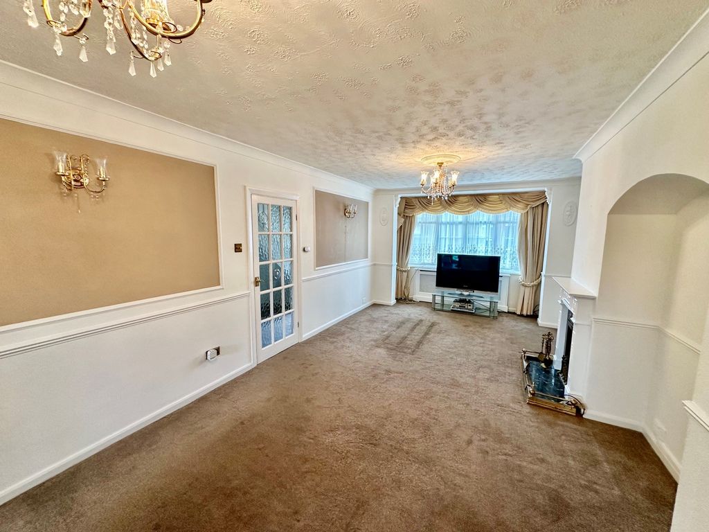 Property photo 2 of 10 Through Lounge